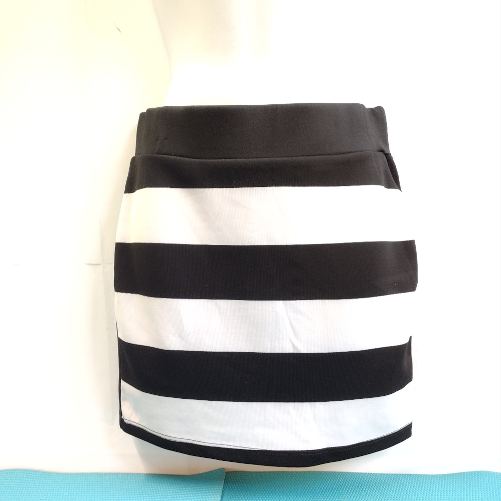 NWOT Womens Black White Striped Casual Mini Skirt Bodycon Pull On Stretch Size M